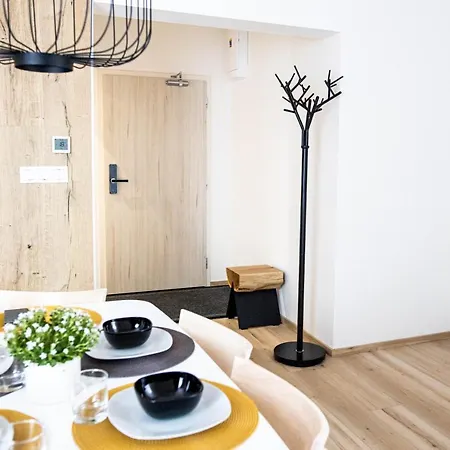 Kubinska, Hillside アパート *