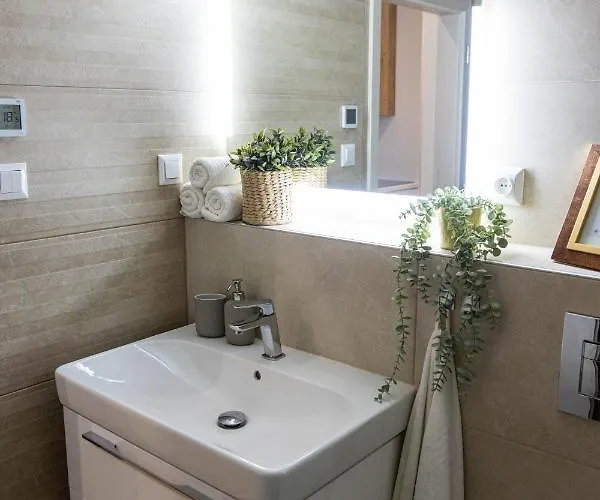 Kubinska, Hillside 아파트 돌니 쿠빈