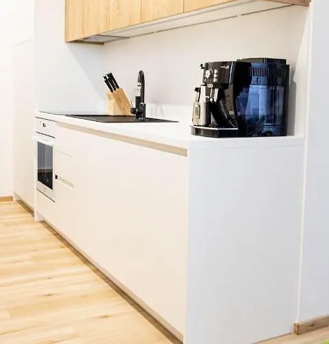 Kubinska, Hillside 아파트