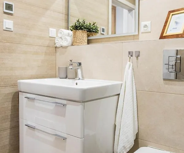 Kubinska, Hillside 아파트